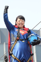 空中滑走を成功させた渡辺直美。