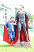 スーパーマン等身大フィギュアとのフォトセッションの模様。