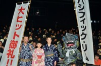 フォトセッションの一場面。着ぐるみの「ないふへっど君」（右端）も姿を見せた。