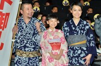 米映画「パシフィック・リム」の公開記念舞台挨拶に登場した（左から）ケンドーコバヤシ、芦田愛菜、菊地凛子。