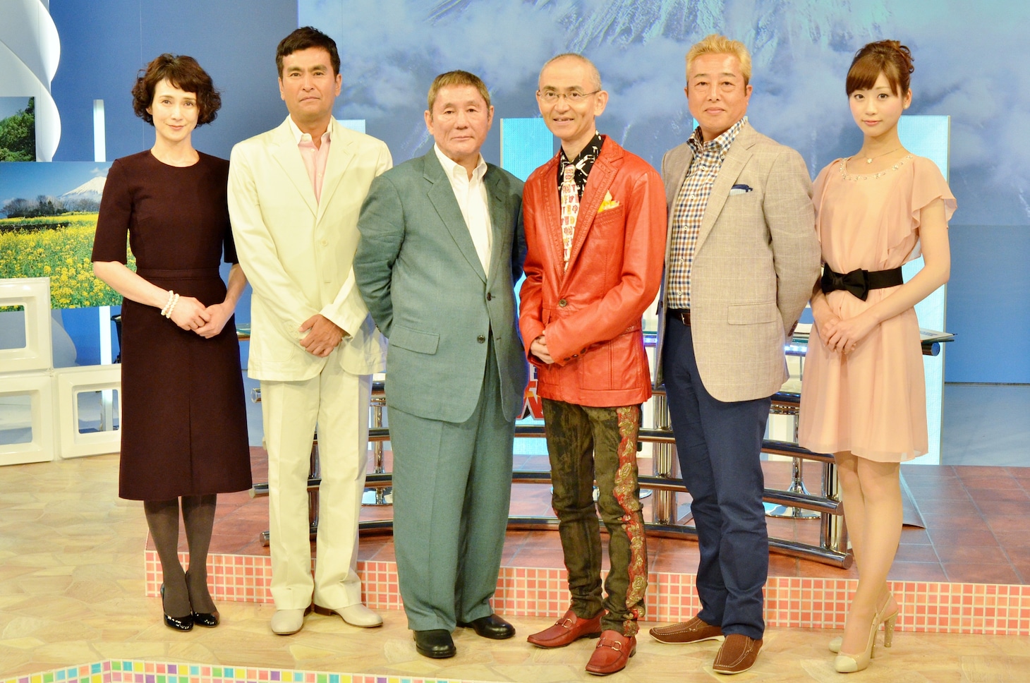 「静岡朝日テレビ開局35周年記念特別番組 たけしの富士山大研究 大噴火20XX」に出演する（左から）安田成美、石原良純、ビートたけし、鎌田浩毅（火山学者）、ガダルカナル・タカ、牧野結美（静岡朝日テレビアナウンサー）。