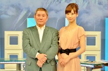 （左から）ビートたけしと、牧野結美（静岡朝日テレビアナウンサー）。
