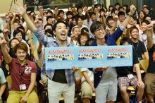 オリエンタルラジオ（手前）と、受講生達。