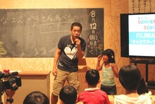 特別授業「ギャグを1兆個持っている！FUJIWARA原西先生が教える『ギャグ講義』」の模様