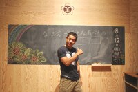 特別授業「ギャグを1兆個持っている！FUJIWARA原西先生が教える『ギャグ講義』」を実施したFUJIWARA原西。