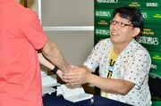 サイン＆握手会の様子。