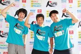 岩手県住みます芸人で、第2、第3走者を務めたアンダーエイジと「RUN FORWARD KANPEI みちのくマラソン 2013」総監督の間寛平（中央）。