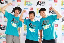 岩手県住みます芸人で、第2、第3走者を務めたアンダーエイジと「RUN FORWARD KANPEI みちのくマラソン 2013」総監督の間寛平（中央）。