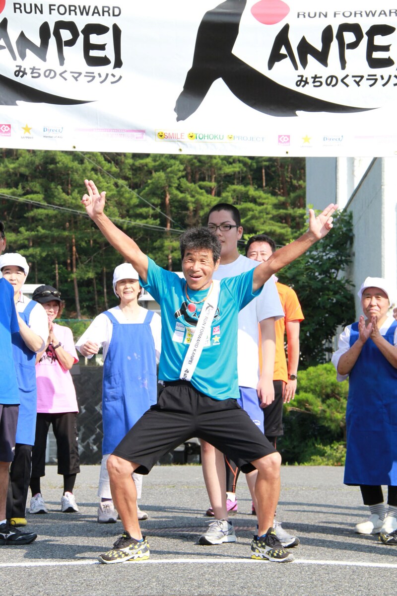 「RUN FORWARD KANPEI みちのくマラソン 2013」にて、スタートを切った間寛平。