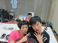 ハンマミーヤと、楽屋で編み物をするアイパー滝沢。