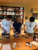 8月21日（水）19時より、東京・シアタートラムにて開催されるイベント「FMGカフェであいましょう」でカフェ店員役を務めるフラミンゴ。