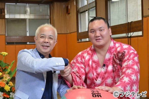 8月20日に放送される「ごきげんよう」に出演する白鵬（右）と司会の小堺一機。(c)フジテレビ