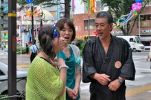 アジアンと阿佐ヶ谷駅前で待ち合わせする高田純次（右）。(c)BS12ch TwellV