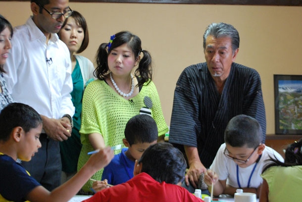 ネパール人学校の授業を見学するアジアンと高田純次。(c)BS12ch TwellV