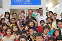 ネパール人学校の子供たちと写真撮影する高田純次。(c)BS12ch TwellV