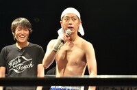 対戦前にマイクパフォーマンスを展開する後藤（中央）。