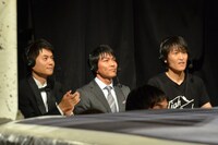 実況席の千原ジュニア（右）、飯田覚士（中央）。