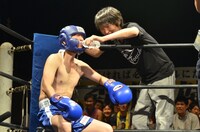 インターバルでジュニア（右）に水を飲ませてもらう後藤（左）。