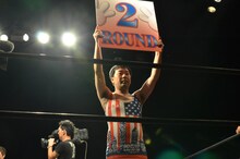 ラウンドガールとして登場するフットボールアワー岩尾。