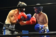 「ざっくりハイタッチ」でボクシングの真剣対決を繰り広げるフットボールアワー後藤（右）と、森脇健児（左）。