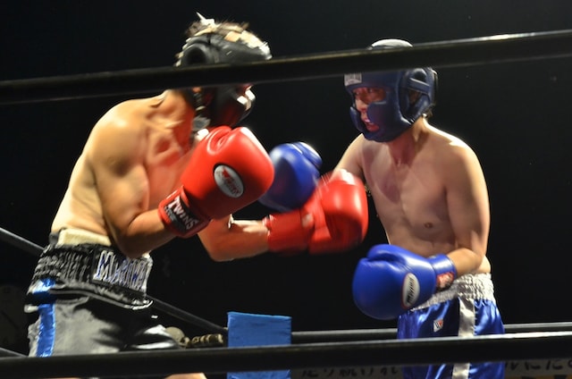 「ざっくりハイタッチ」でボクシングの真剣対決を繰り広げるフットボールアワー後藤（右）と、森脇健児（左）。