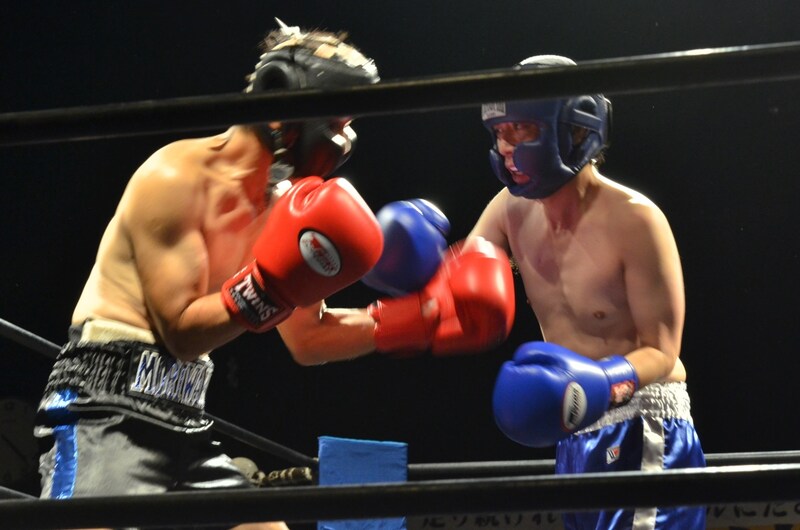 「ざっくりハイタッチ」でボクシングの真剣対決を繰り広げるフットボールアワー後藤（右）と、森脇健児（左）。