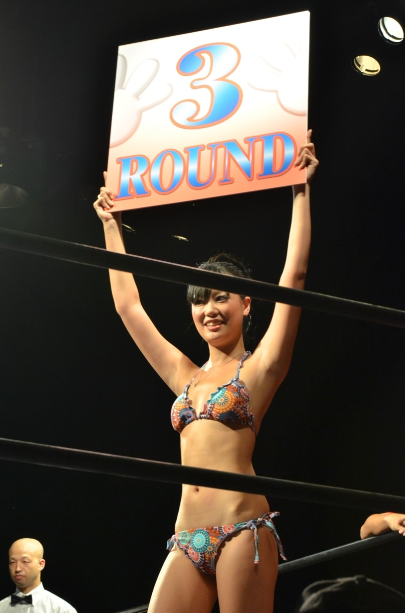 ラウンドガールを務めるセクシー女優の琥珀うた。