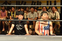 （手前左から）小籔千豊、フットボールアワー岩尾。