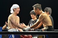 3ラウンド終了後、充実感をにじませながら握手を交わす（手前左から）後藤と森脇健児。