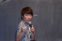 黒板に小さく名前を書き「自由にツッコんでいいよ！」と淳。