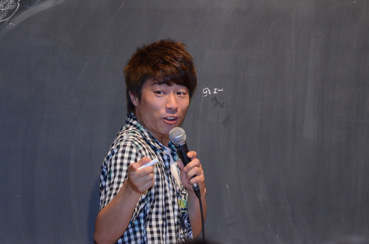 黒板に小さく名前を書き「自由にツッコんでいいよ！」と淳。