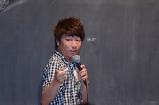 黒板に小さく名前を書き「自由にツッコんでいいよ!」と淳。