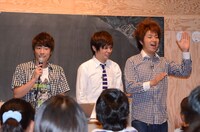 特別授業「田村淳先生の企画授業『みんなでソフトバンクみまもりケータイの新機能を考えよう！』」の模様。