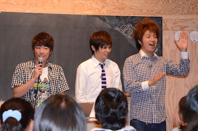 特別授業「田村淳先生の企画授業『みんなでソフトバンクみまもりケータイの新機能を考えよう！』」の模様。