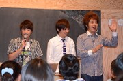 特別授業「田村淳先生の企画授業『みんなでソフトバンクみまもりケータイの新機能を考えよう!』」の模様。