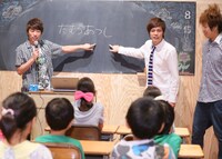 特別授業「田村淳先生の企画授業『みんなでソフトバンクみまもりケータイの新機能を考えよう！』」の模様。