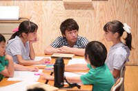 特別授業「田村淳先生の企画授業『みんなでソフトバンクみまもりケータイの新機能を考えよう！』」の模様。