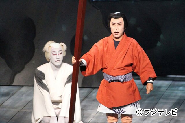 「めちゃ×2 イケてるッ！」の「オファーシリーズ」で、市川海老蔵（左）の自主公演「ABKAI－えびかい－」に出演するナインティナイン岡村（右）。(c)フジテレビ