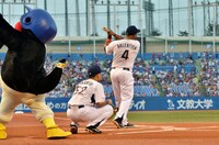 多田のボールを空振りしてみせるバレンティン選手（中央）。