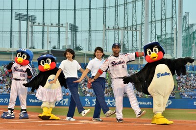 プロ野球公式戦「東京ヤクルトスワローズVS中日ドラゴンズ」の始球式に登板したCOWCOW（中央）と、打席に立ったスワローズのバレンティン選手（右から2人目）、スワローズのマスコットキャラクター達。