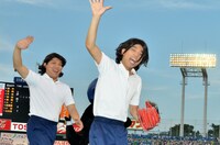 始球式を終えて笑顔でグラウンドから走り去るCOWCOW。