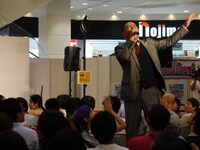 会場を盛り上げるRG。