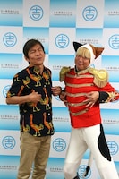 10月19日（土）、大阪・なんばグランド花月にて「吉田ヒロ芸能生活30周年記念イベント～おもしろすぎる男、参上！～」を開催する吉田ヒロと出演者の内場勝則。(c)NGK