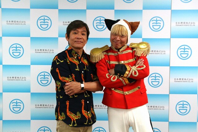 10月19日(土)、大阪・なんばグランド花月にて「吉田ヒロ芸能生活30周年記念イベント~おもしろすぎる男、参上!~」を開催する吉田ヒロと出演者の内場勝則。(c)NGK