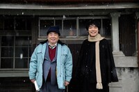 映画「げんげ」のワンシーン。主人公の塚地（左）と麒麟・川島（右）。(c)TBS / 吉本興業