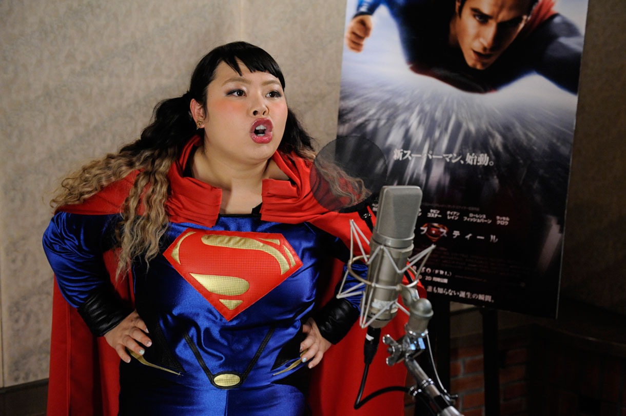 テレビCMのナレーションに挑戦するスーパーマン★直美こと渡辺直美。