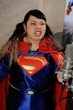 テレビCMのナレーションに挑戦するスーパーマン★直美こと渡辺直美。