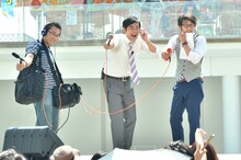 イベントのステージ上で、ラジオ生放送「大竹まこと ゴールデンラジオ！」の中継コーナーに出演する、ハマカーン（右）。左は番組スタッフ。