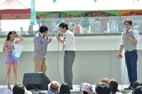 後輩の矢じるし井上（左から2人目）に対して「14万円の当たり馬券を捨てられた！」と憤慨するハマカーン浜谷（右から2人目）。