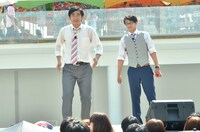 ショートコント「ロボット」を披露するハマカーン。